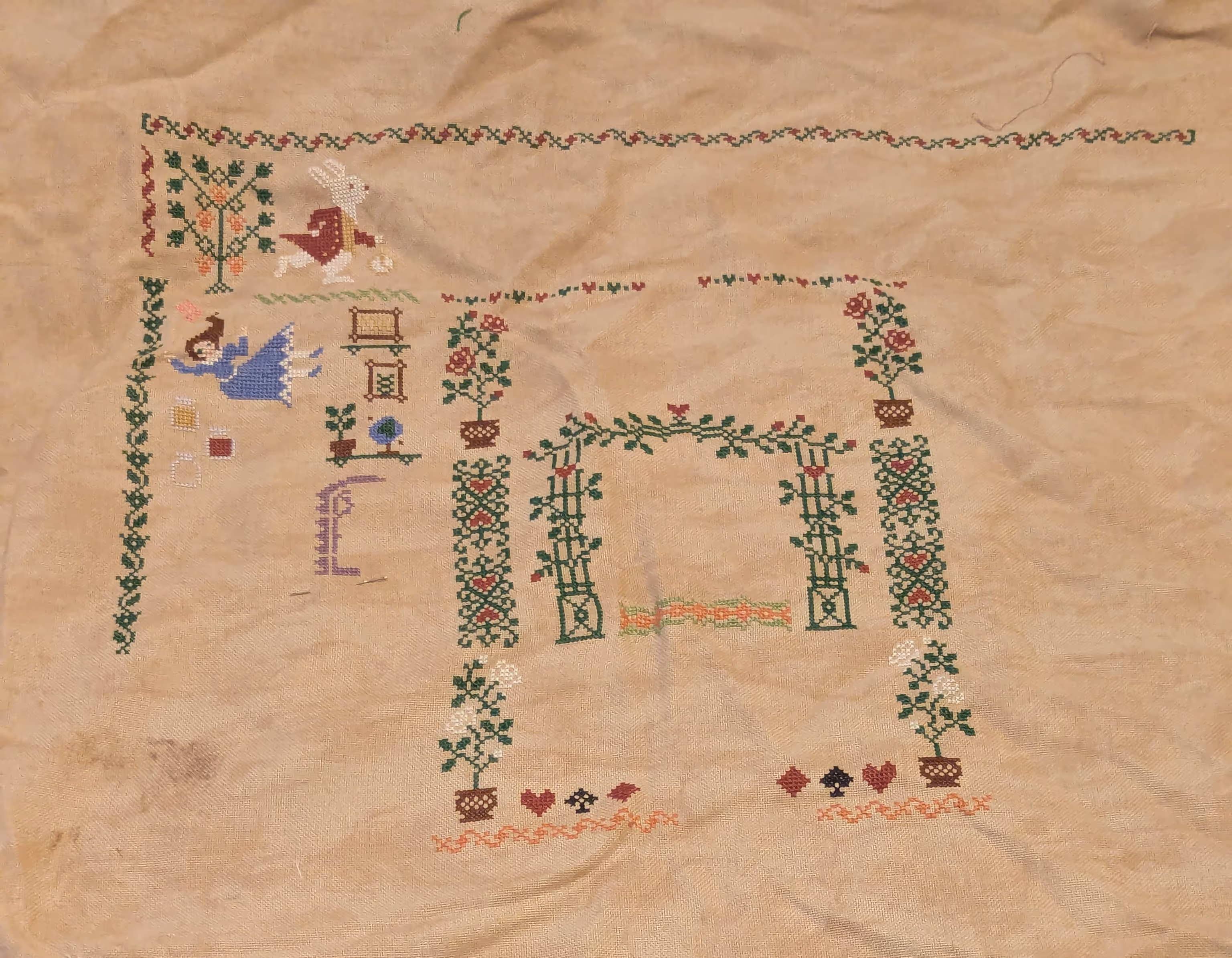 This pattern features scenes from the book Alice in Wonderland